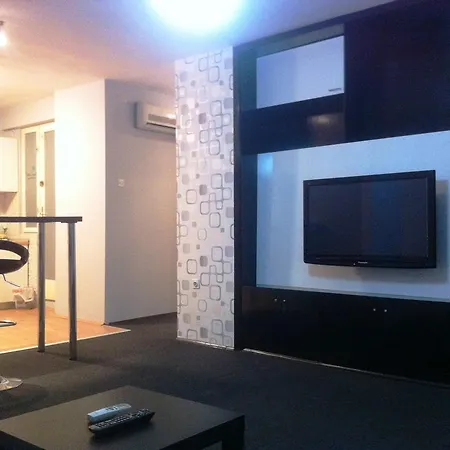 Holiday'n'deluxe Suites Apartment *
