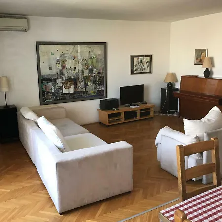 Holiday'n'deluxe Suites Apartment *